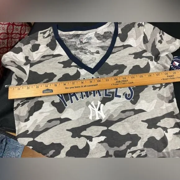 Yankee MLB Gray Camo V-neck T-shirt - Picture 9 of 10